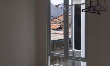 Rumah dijual 2 Lantai Modern di Johar Baru Jakarta pusat lokasi strategis harga terjangkau