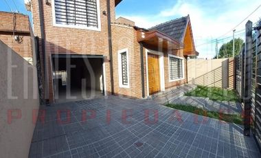 VENTA HERMOSO CHALET 4 AMB CON COCHERA, GALERIA Y FONDO LIBRE.