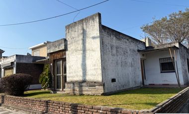 Venta Monte Grande Casa 4 Ambientes Toma Dpto en Parte de Pago y es Apto Credito