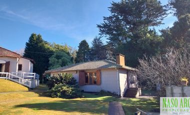 Chalet en venta con quincho e importante lote y piscina en Sierra de los Padres.