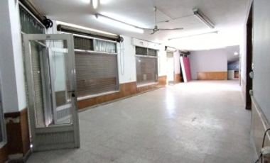 SE VENDE AMPLIO SALON COMERCIAL ZONA CENTRO