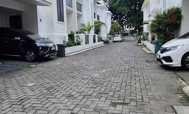 Hot Deal! Rumah Hook di Townhouse Kemang Barat – Lokasi Strategis, Harga Turun Jadi 8,5M