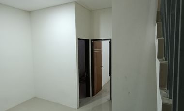 Rumah 2 Lantai Barat Surabaya 500 Jutaan