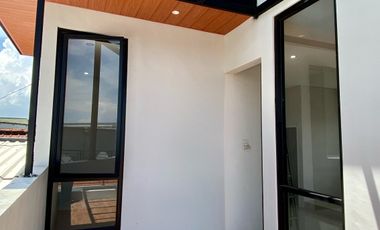 ADA KOLAM RENANG Rumah Mewah 2,5 Lantai Perum Delta Mandala Sidoarjo