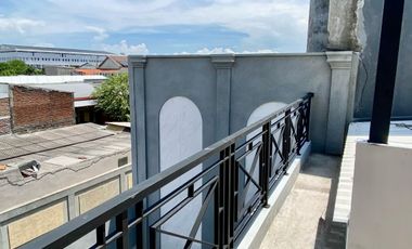 ADA KOLAM RENANG Rumah Mewah 2,5 Lantai Perum Delta Mandala Sidoarjo