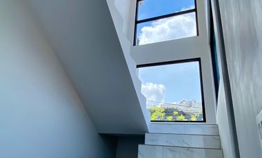 ADA KOLAM RENANG Rumah Mewah 2,5 Lantai Perum Delta Mandala Sidoarjo