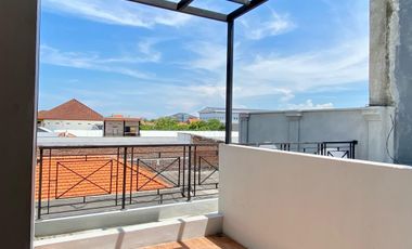 ADA KOLAM RENANG Rumah Mewah 2,5 Lantai Perum Delta Mandala Sidoarjo