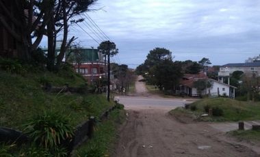 Casa a 100 mts de la playa, sobre lote Multifamiliar y Hotelero - Azopardo esq.Parquer