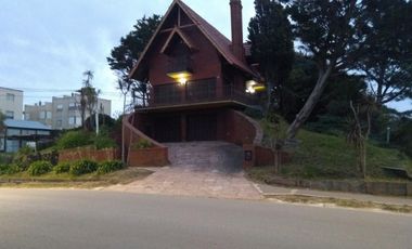 Casa a 100 mts de la playa, sobre lote Multifamiliar y Hotelero - Azopardo esq.Parquer