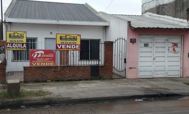 Vivienda multifamiliar sobre lote de 10 x 30 mts, 2 departamentos al frente y casa al fondo con garage.