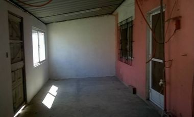 Vivienda multifamiliar sobre lote de 10 x 30 mts, 2 departamentos al frente y casa al fondo con garage.