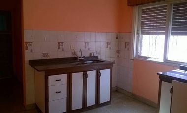 Vivienda multifamiliar sobre lote de 10 x 30 mts, 2 departamentos al frente y casa al fondo con garage.