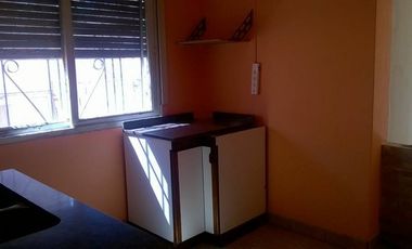 Vivienda multifamiliar sobre lote de 10 x 30 mts, 2 departamentos al frente y casa al fondo con garage.