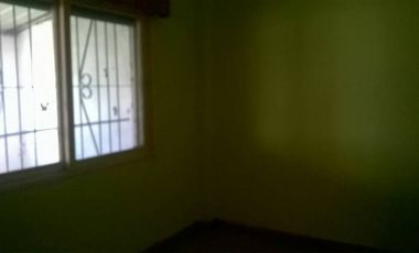 Vivienda multifamiliar sobre lote de 10 x 30 mts, 2 departamentos al frente y casa al fondo con garage.