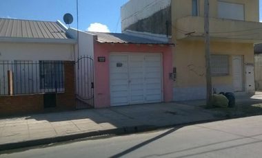 Vivienda multifamiliar sobre lote de 10 x 30 mts, 2 departamentos al frente y casa al fondo con garage.