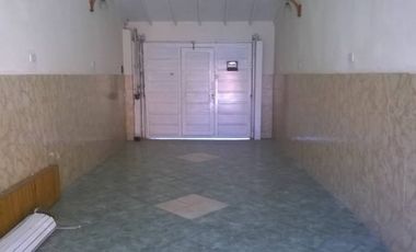 Vivienda multifamiliar sobre lote de 10 x 30 mts, 2 departamentos al frente y casa al fondo con garage.
