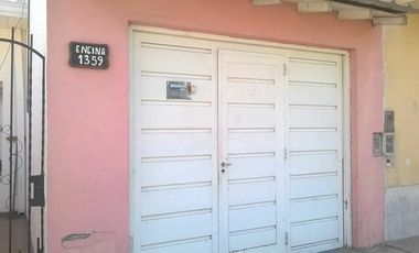 Vivienda multifamiliar sobre lote de 10 x 30 mts, 2 departamentos al frente y casa al fondo con garage.