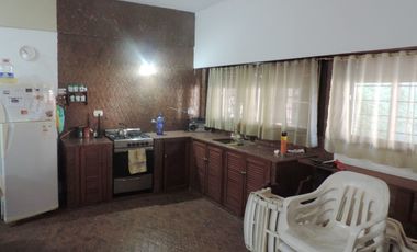 Chalet centrico de 4 Amb. con gran lote