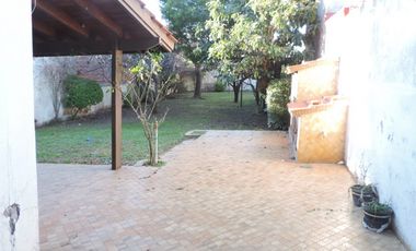 Chalet centrico de 4 Amb. con gran lote