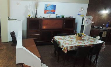 Chalet centrico de 4 Amb. con gran lote