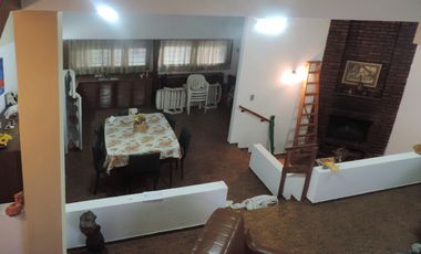 Chalet centrico de 4 Amb. con gran lote
