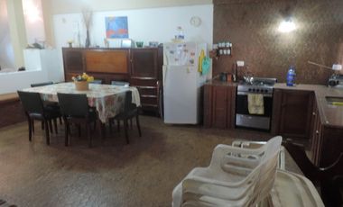 Chalet centrico de 4 Amb. con gran lote