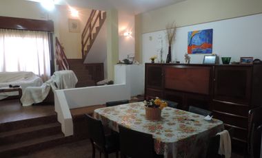Chalet centrico de 4 Amb. con gran lote