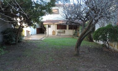 Chalet centrico de 4 Amb. con gran lote