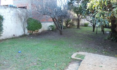 Chalet centrico de 4 Amb. con gran lote