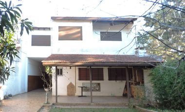 Chalet centrico de 4 Amb. con gran lote