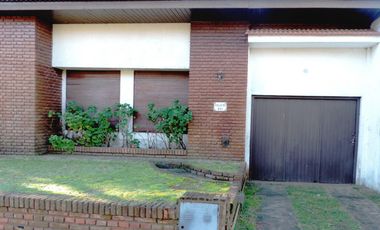Chalet centrico de 4 Amb. con gran lote