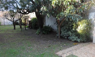 Chalet centrico de 4 Amb. con gran lote