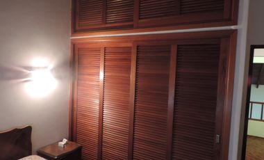 Chalet centrico de 4 Amb. con gran lote