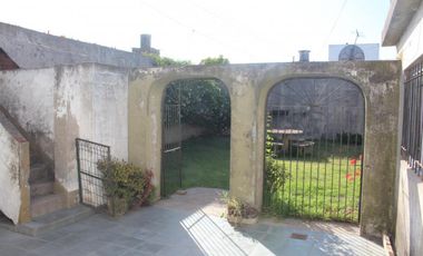 CASA 3 AMBIENTES CON COCHERA, PARQUE, MAS DEPARTAMENTO DE 2 AMBIENTES, APTO CREDITO