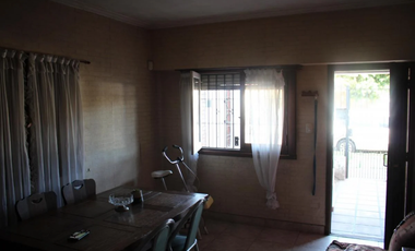 CASA 3 AMBIENTES CON COCHERA, PARQUE, MAS DEPARTAMENTO DE 2 AMBIENTES, APTO CREDITO