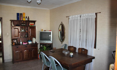 CASA 3 AMBIENTES CON COCHERA, PARQUE, MAS DEPARTAMENTO DE 2 AMBIENTES, APTO CREDITO