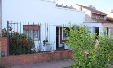 CASA 3 AMBIENTES CON COCHERA, PARQUE, MAS DEPARTAMENTO DE 2 AMBIENTES, APTO CREDITO