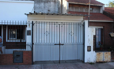 CASA 3 AMBIENTES CON COCHERA, PARQUE, MAS DEPARTAMENTO DE 2 AMBIENTES, APTO CREDITO
