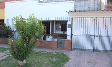CASA 3 AMBIENTES CON COCHERA, PARQUE, MAS DEPARTAMENTO DE 2 AMBIENTES, APTO CREDITO