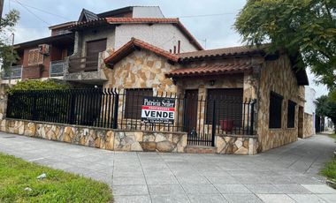 Venta de casa 4 ambientes Villa Luzuriaga