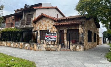 Venta de casa 4 ambientes Villa Luzuriaga