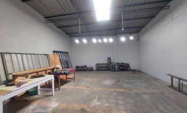 Rumah plus workshop luas 725 m2 di utara Mojosongo