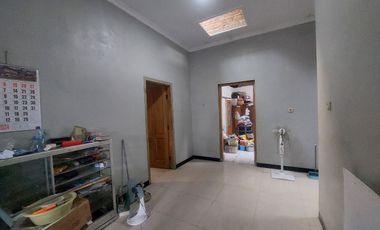 Rumah plus workshop luas 725 m2 di utara Mojosongo