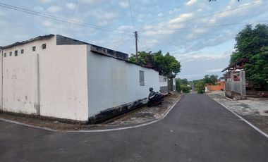 Rumah plus workshop luas 725 m2 di utara Mojosongo