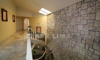 Cortazar: Bella, iluminada y elegante propiedad con terraza y jardin.