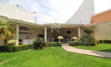 Cortazar: Bella, iluminada y elegante propiedad con terraza y jardin.