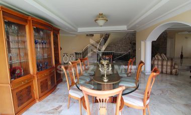 Cortazar: Bella, iluminada y elegante propiedad con terraza y jardin.
