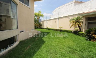 Cortazar: Bella, iluminada y elegante propiedad con terraza y jardin.