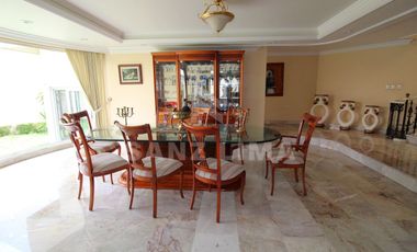 Cortazar: Bella, iluminada y elegante propiedad con terraza y jardin.