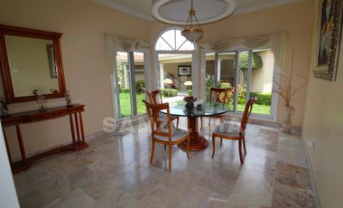 Cortazar: Bella, iluminada y elegante propiedad con terraza y jardin.